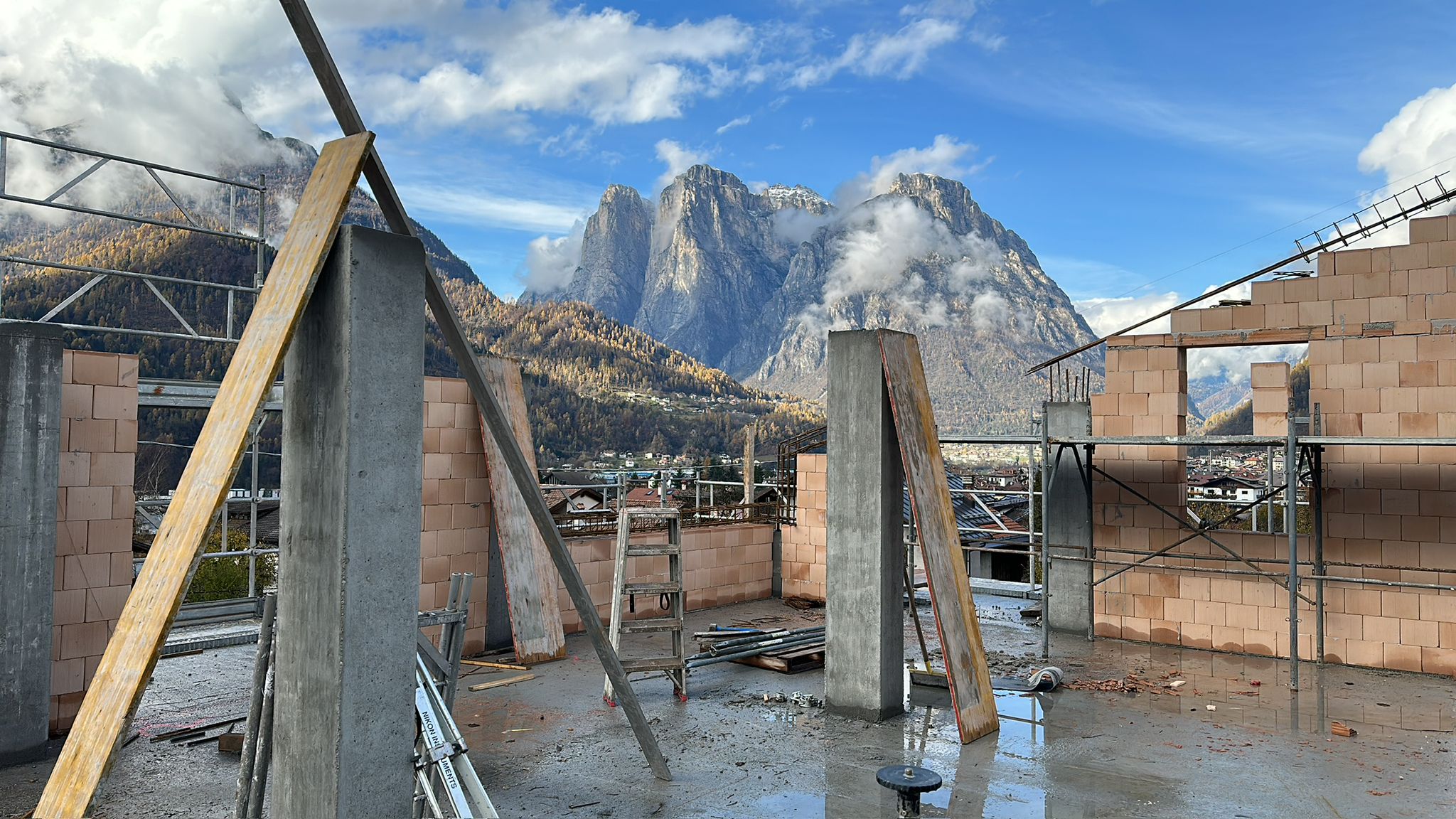 Cantiere Costruzioni Ferrara con vista sulle Dolomiti dell'Agordino