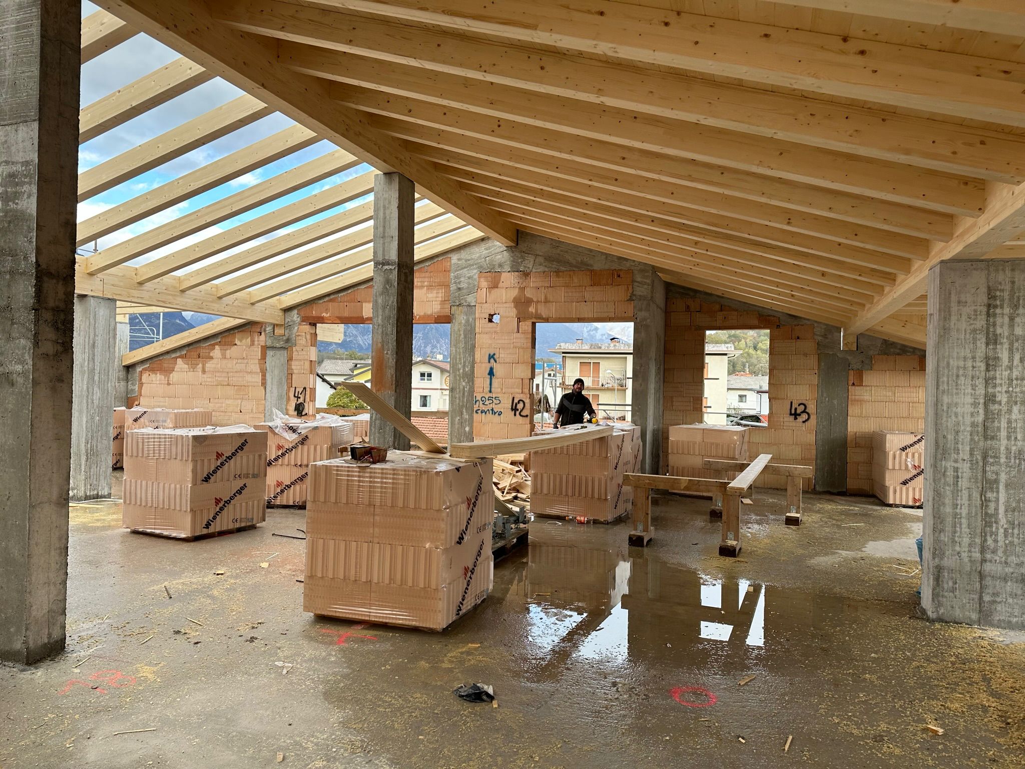Tetto in legno lamellare in costruzione, cantiere Costruzioni Ferrara